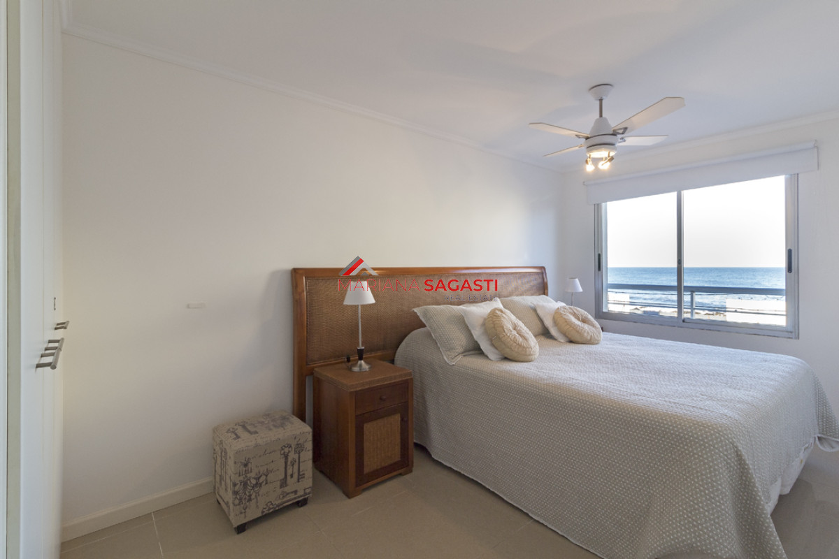 Apartamento ID.3540 - Punta del este, Península, departamento de 2 dormitorios con piscina, terraza y cochera.