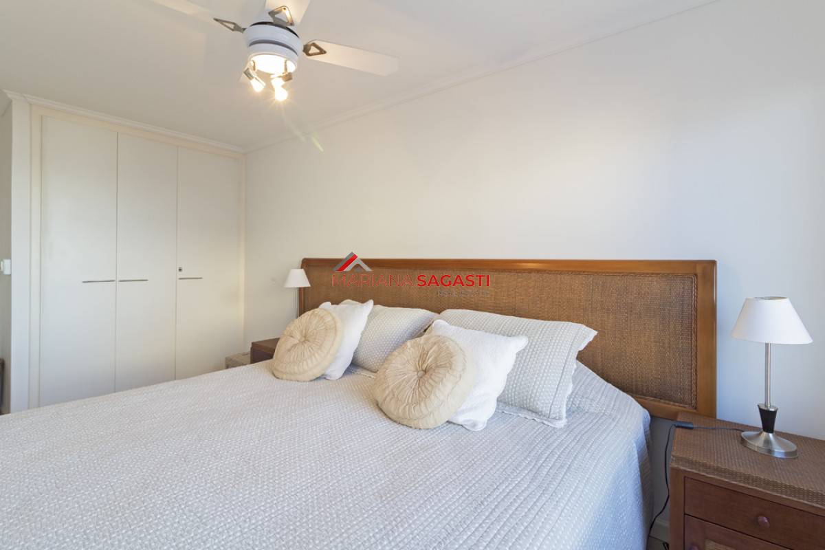 Apartamento ID.3540 - Punta del este, Península, departamento de 2 dormitorios con piscina, terraza y cochera.