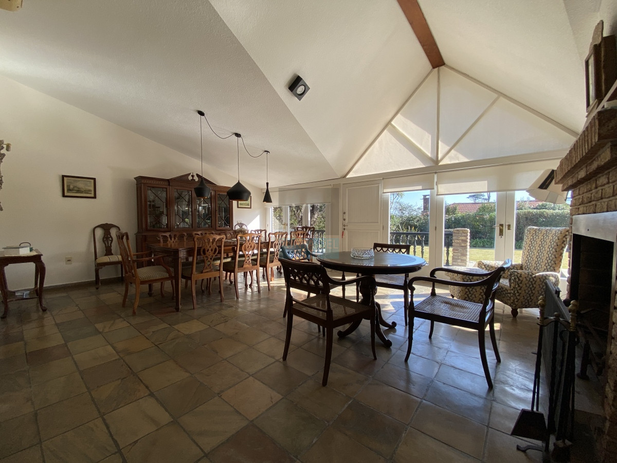 Casa ID.2341 - Punta del Este, importante residencia con piscina y cancha de paddle