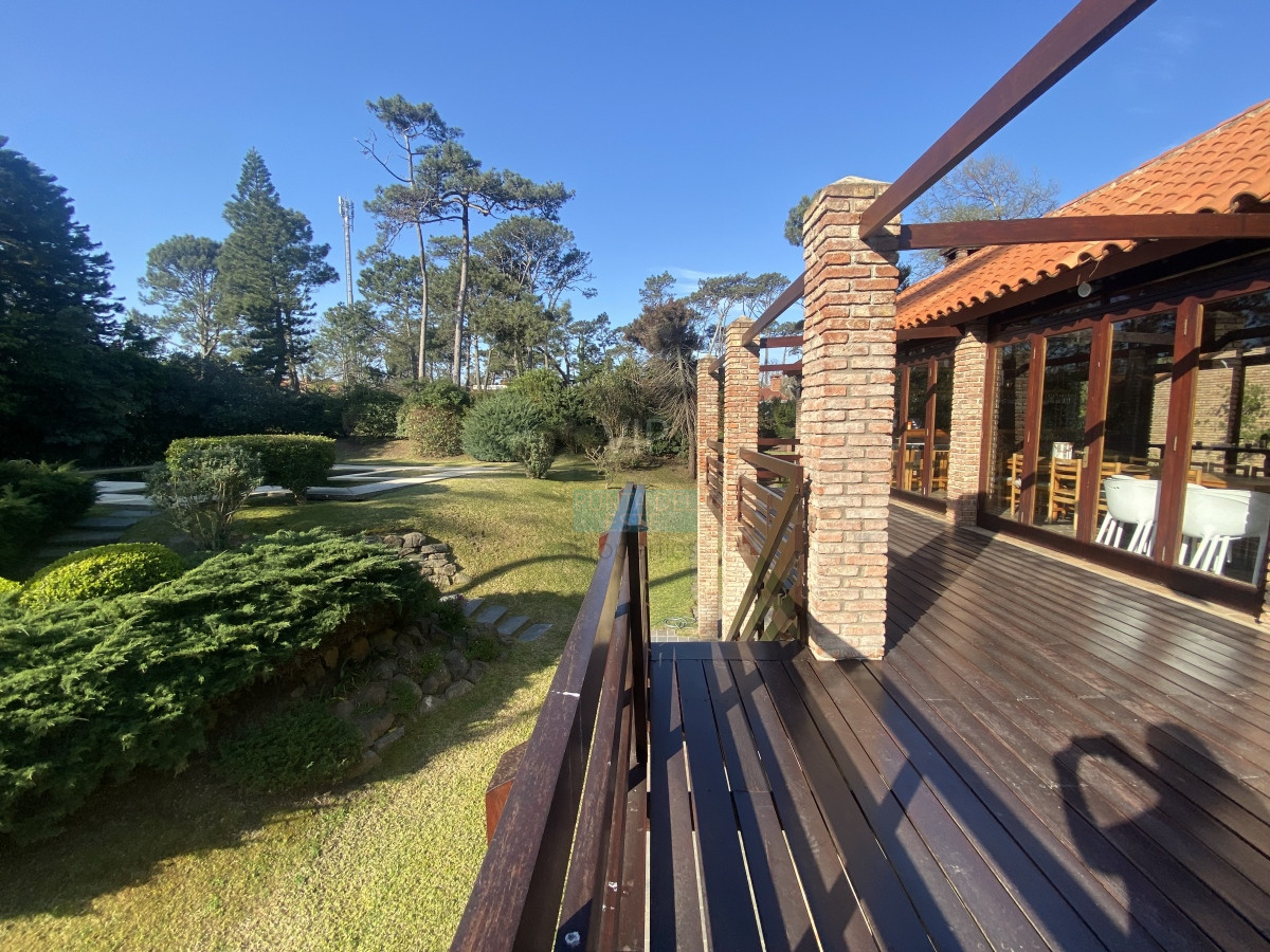 Casa ID.2341 - Punta del Este, importante residencia con piscina y cancha de paddle