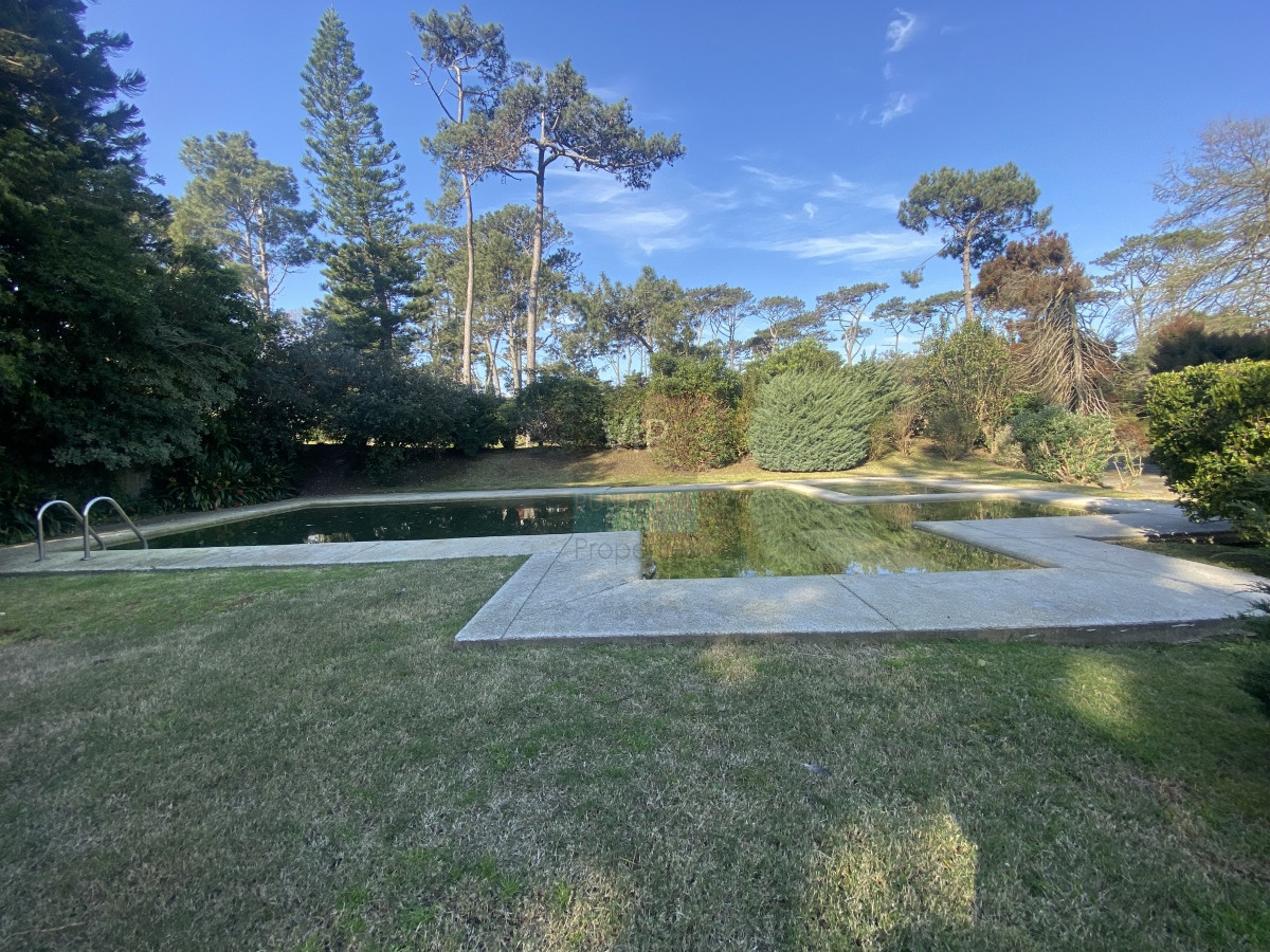 Casa ID.2341 - Punta del Este, importante residencia con piscina y cancha de paddle