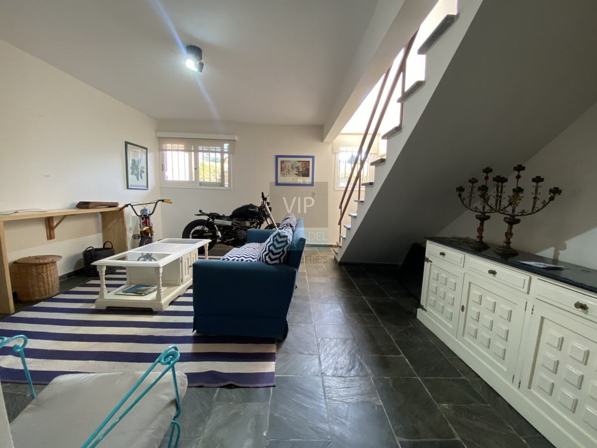 Casa ID.2341 - Punta del Este, importante residencia con piscina y cancha de paddle