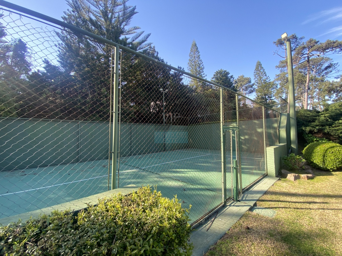 Casa ID.2341 - Punta del Este, importante residencia con piscina y cancha de paddle