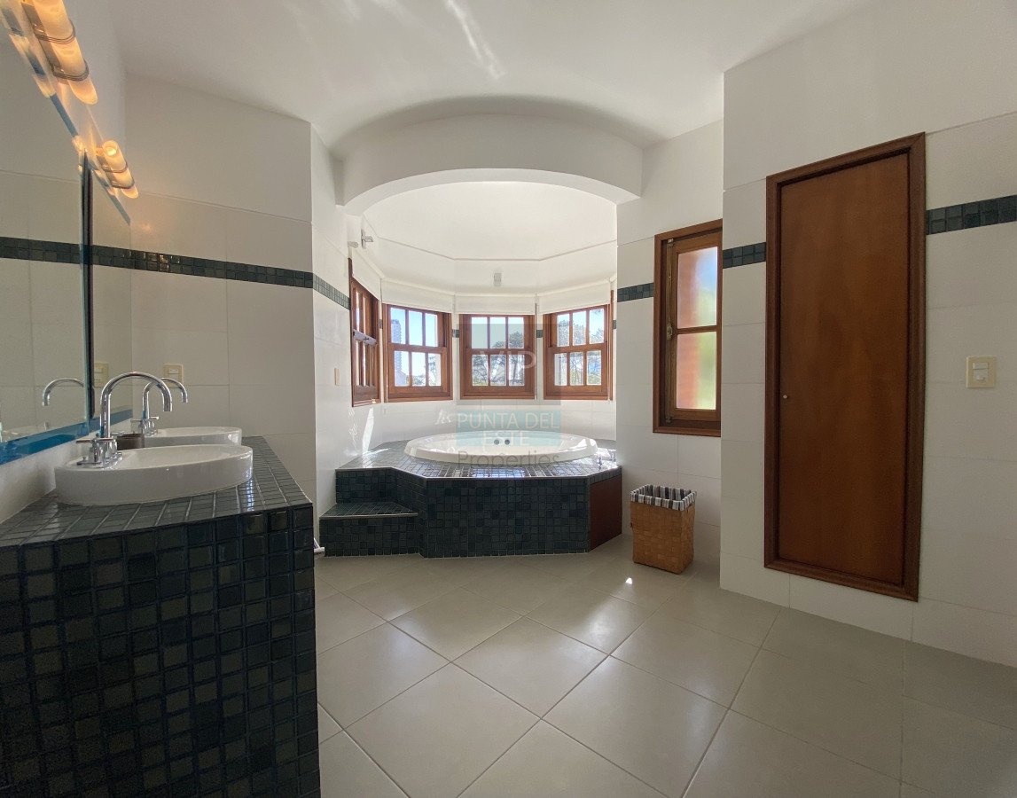 Casa ID.2021 - Venta casa 5 dormitorios en Playa Mansa