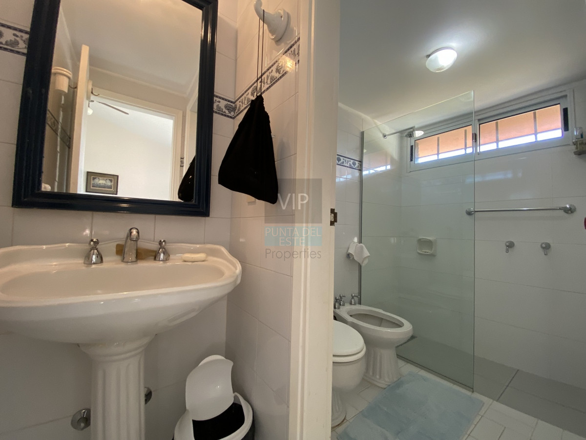 Casa ID.2341 - Punta del Este, importante residencia con piscina y cancha de paddle