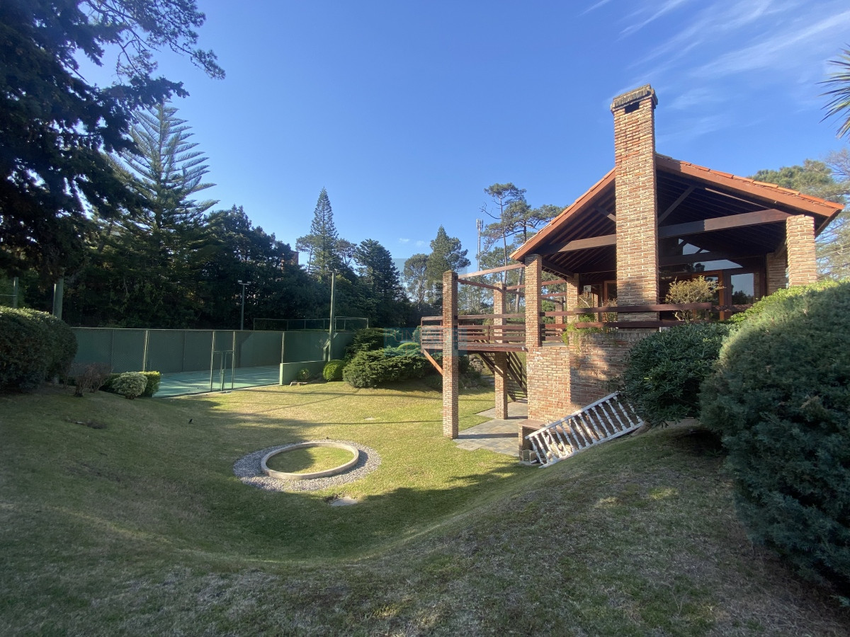 Casa ID.2341 - Punta del Este, importante residencia con piscina y cancha de paddle