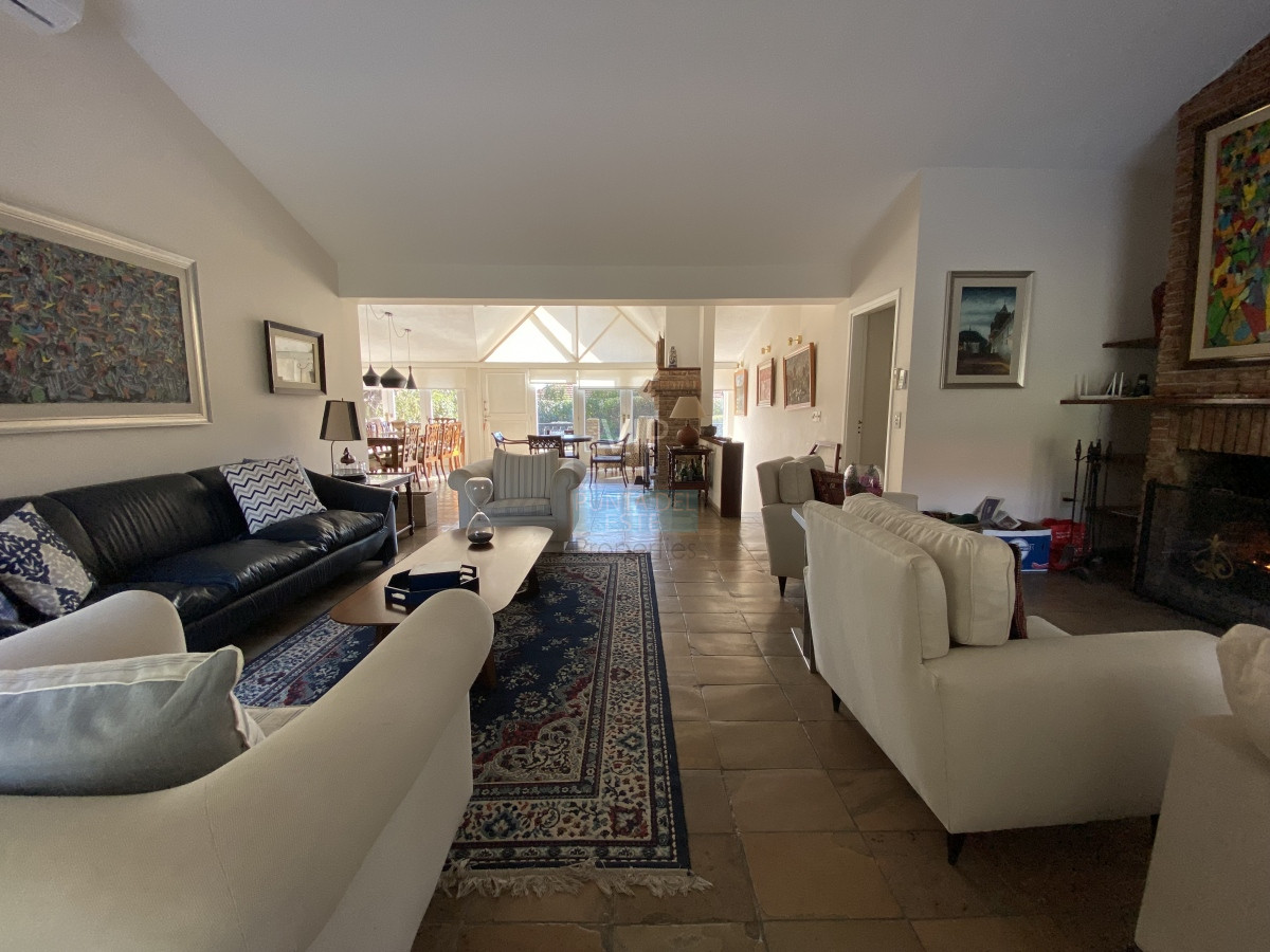 Casa ID.2341 - Punta del Este, importante residencia con piscina y cancha de paddle
