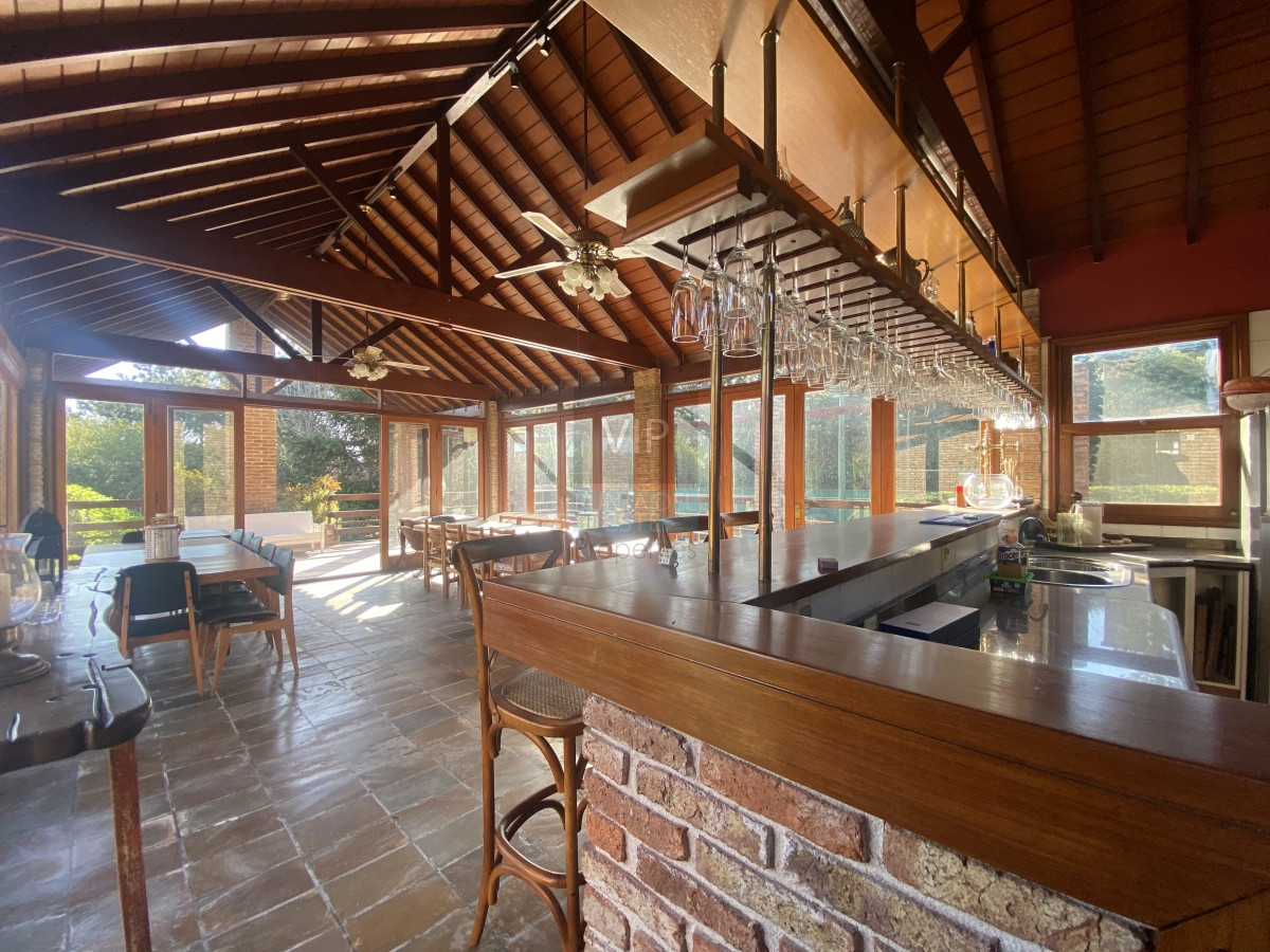 Casa ID.2341 - Punta del Este, importante residencia con piscina y cancha de paddle