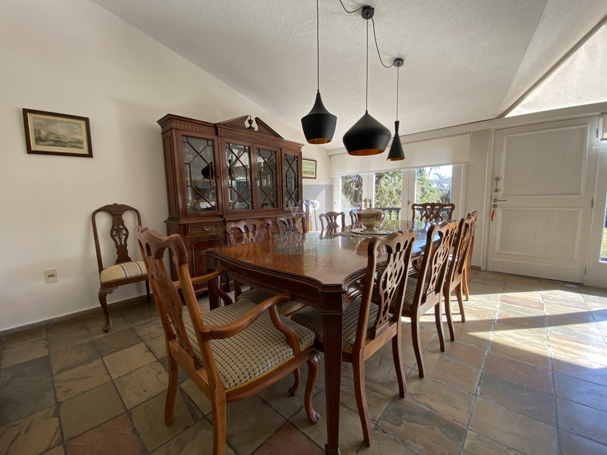 Casa ID.2341 - Punta del Este, importante residencia con piscina y cancha de paddle