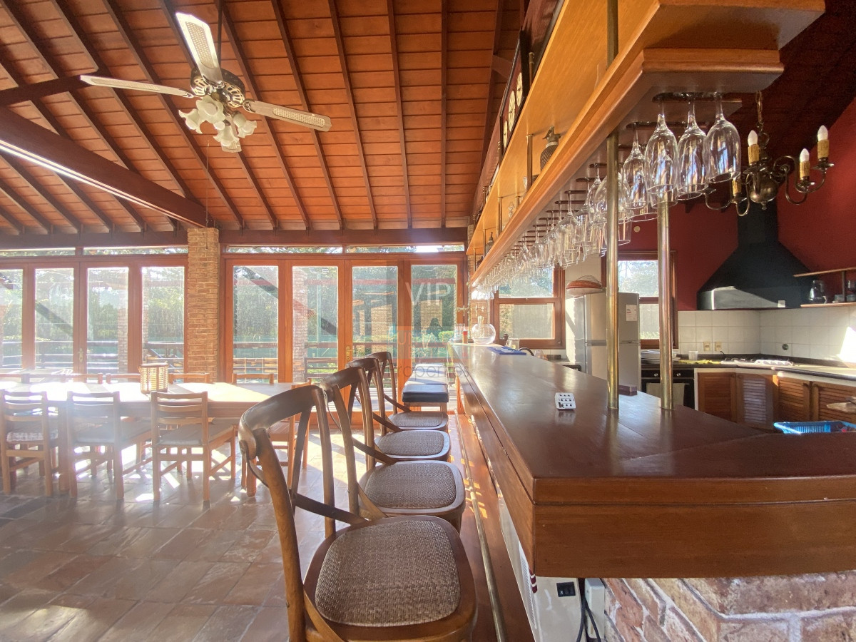 Casa ID.2341 - Punta del Este, importante residencia con piscina y cancha de paddle