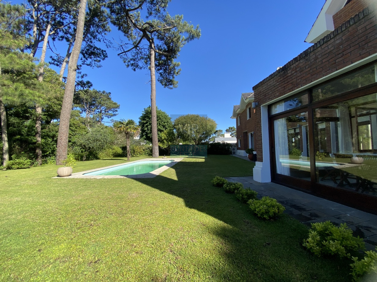 Casa ID.2021 - Venta casa 5 dormitorios en Playa Mansa