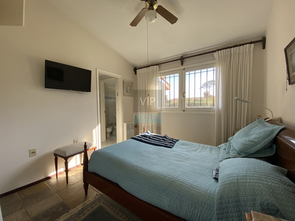 Casa ID.2341 - Punta del Este, importante residencia con piscina y cancha de paddle