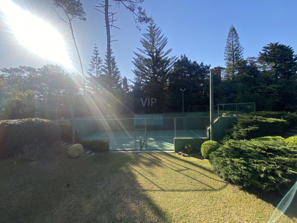 Casa ID.2341 - Punta del Este, importante residencia con piscina y cancha de paddle