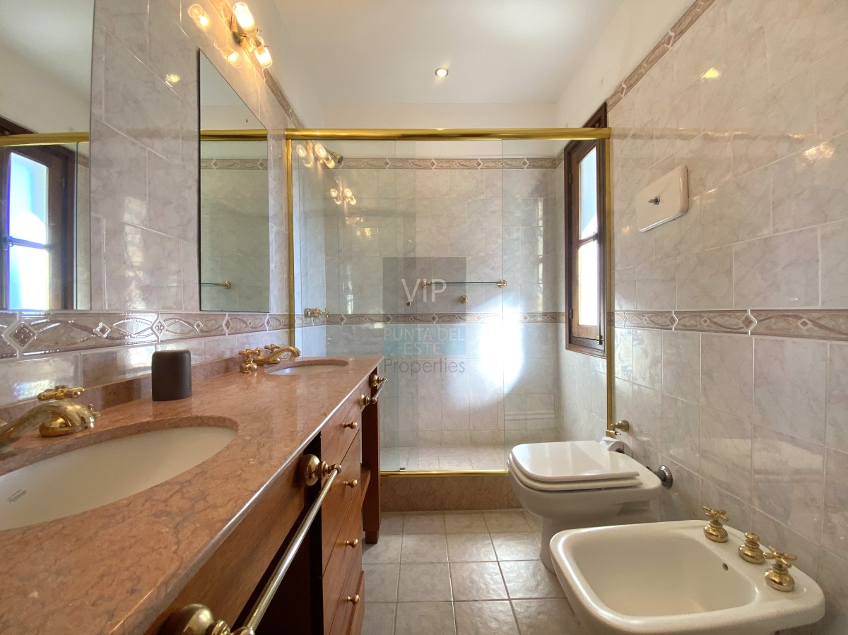 Casa ID.2021 - Venta casa 5 dormitorios en Playa Mansa