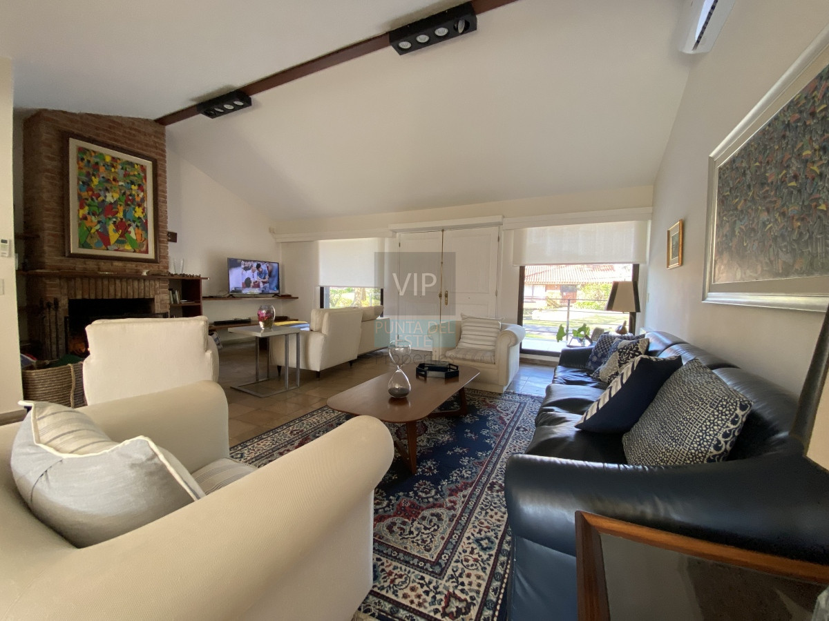 Casa ID.2341 - Punta del Este, importante residencia con piscina y cancha de paddle