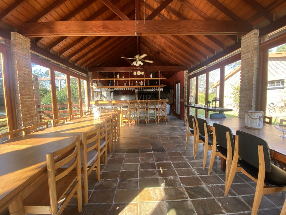 Casa ID.2341 - Punta del Este, importante residencia con piscina y cancha de paddle