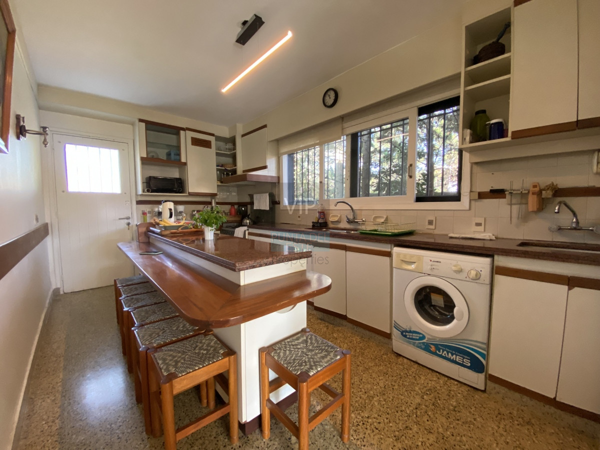 Casa ID.2341 - Punta del Este, importante residencia con piscina y cancha de paddle