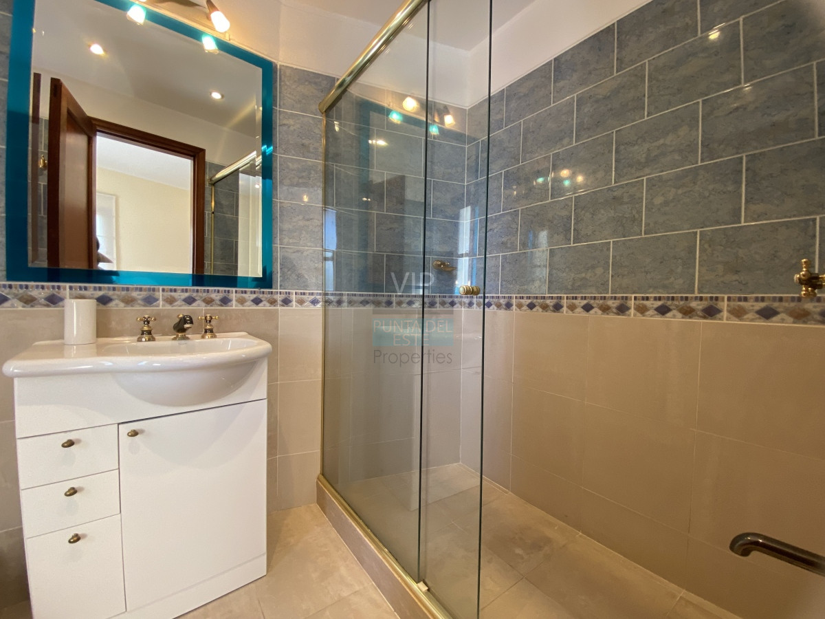 Casa ID.2021 - Venta casa 5 dormitorios en Playa Mansa