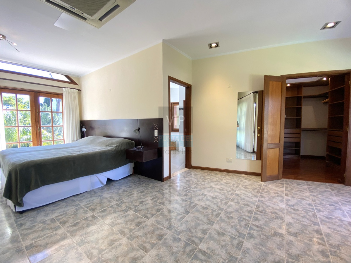 Casa ID.2021 - Venta casa 5 dormitorios en Playa Mansa