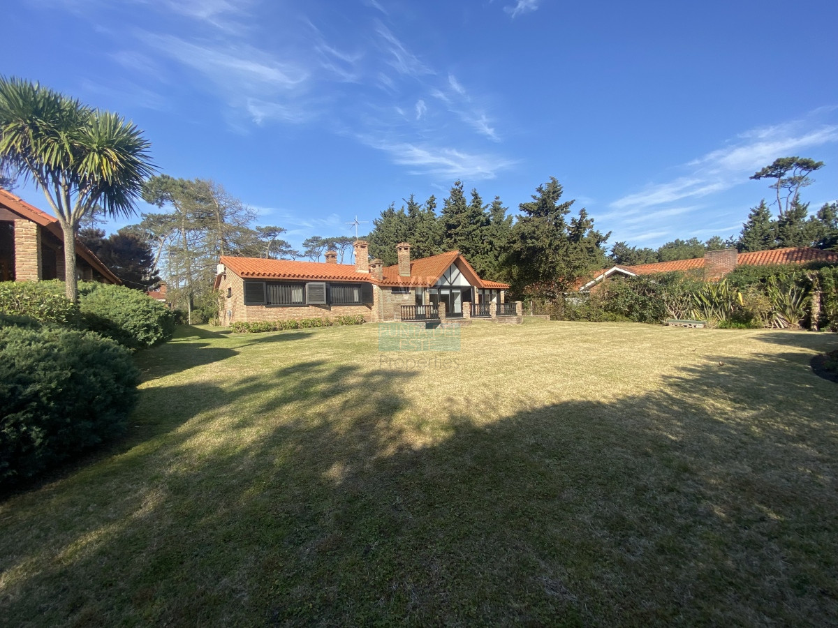 Casa ID.2341 - Punta del Este, importante residencia con piscina y cancha de paddle