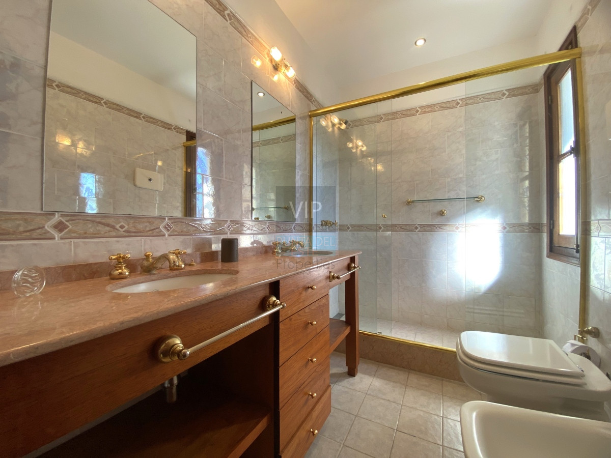 Casa ID.2021 - Venta casa 5 dormitorios en Playa Mansa