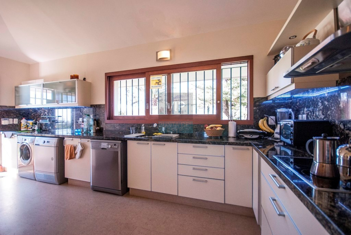 Casa ID.2342 - Casa en Punta del Este, playa mansa, 4 dormitorios , piscina y barbacoa.