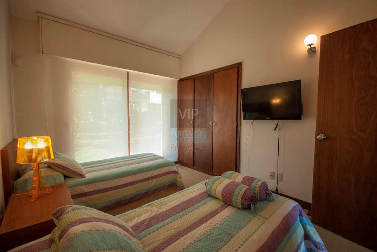 Casa ID.2342 - Casa en Punta del Este, playa mansa, 4 dormitorios , piscina y barbacoa.