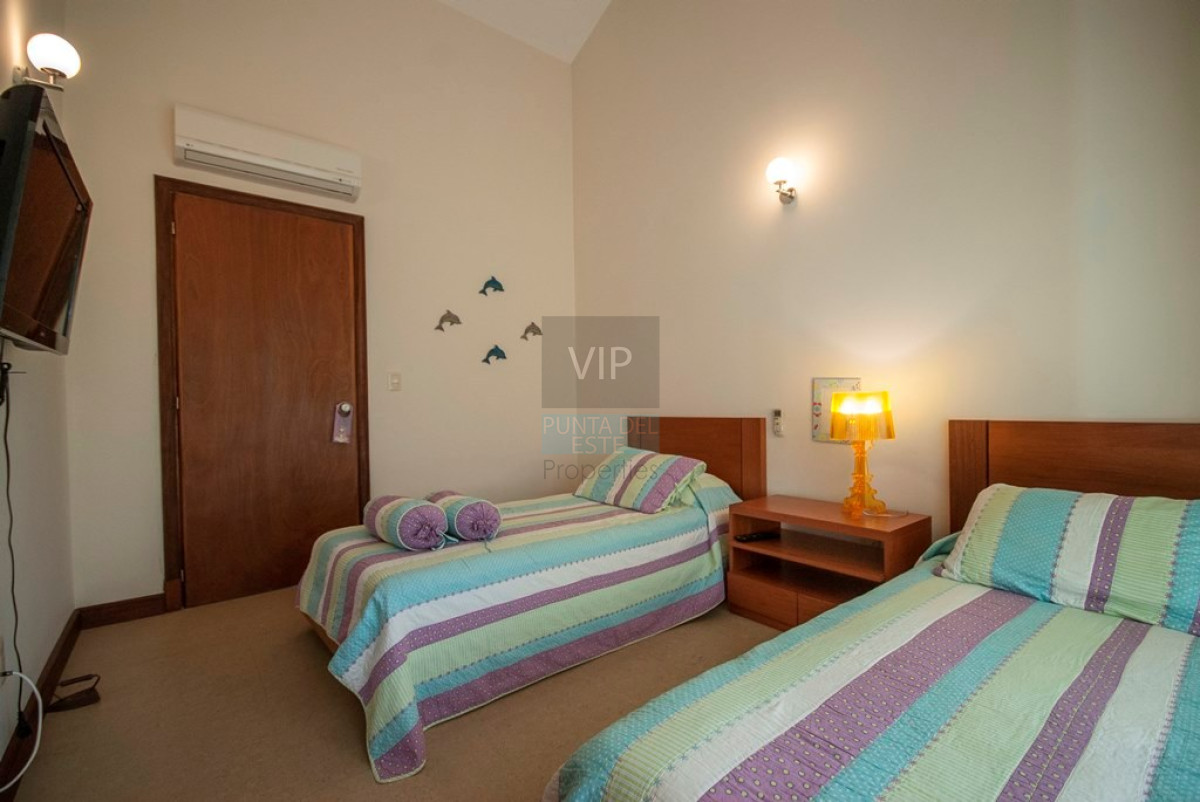 Casa ID.2342 - Casa en Punta del Este, playa mansa, 4 dormitorios , piscina y barbacoa.