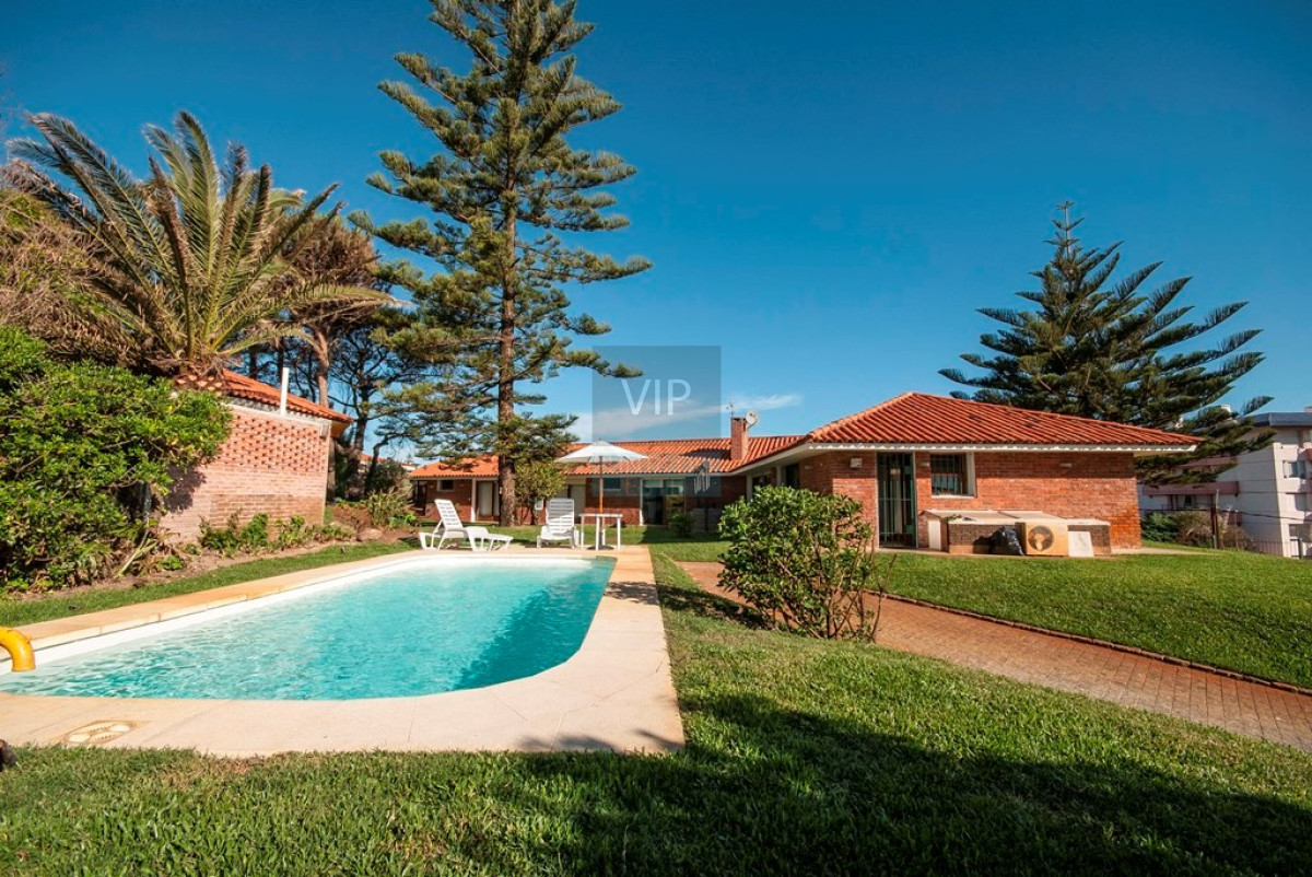 Casa ID.2342 - Casa en Punta del Este, playa mansa, 4 dormitorios , piscina y barbacoa.