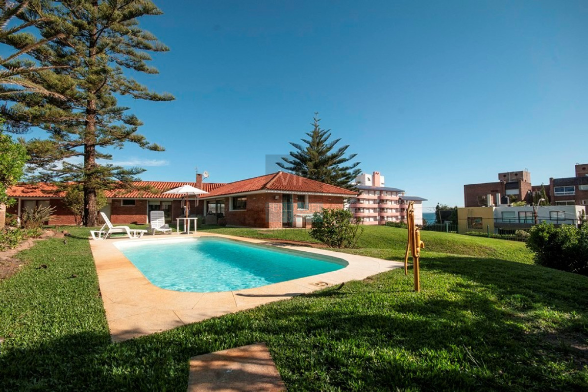 Casa ID.2342 - Casa en Punta del Este, playa mansa, 4 dormitorios , piscina y barbacoa.