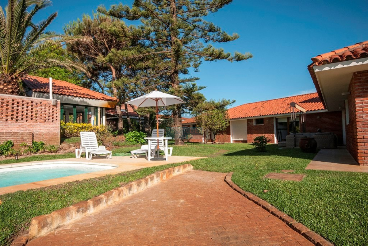 Casa ID.2342 - Casa en Punta del Este, playa mansa, 4 dormitorios , piscina y barbacoa.
