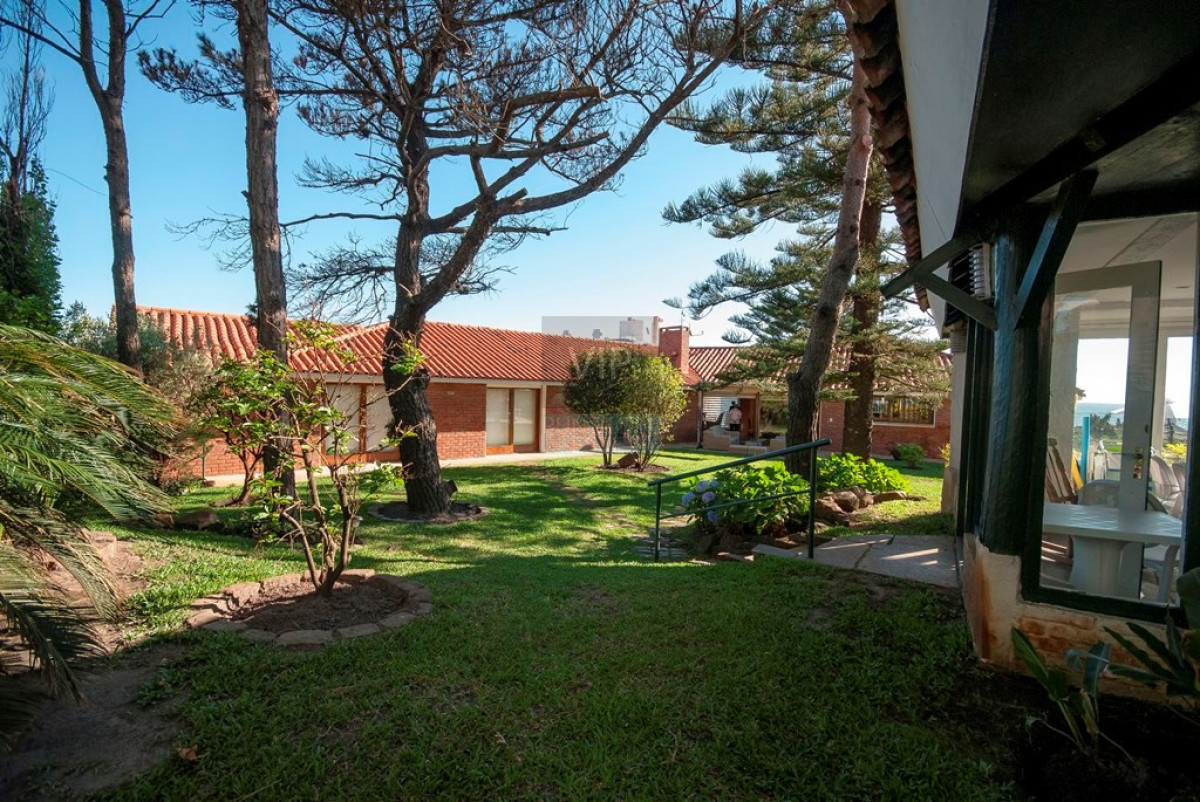 Casa ID.2342 - Casa en Punta del Este, playa mansa, 4 dormitorios , piscina y barbacoa.