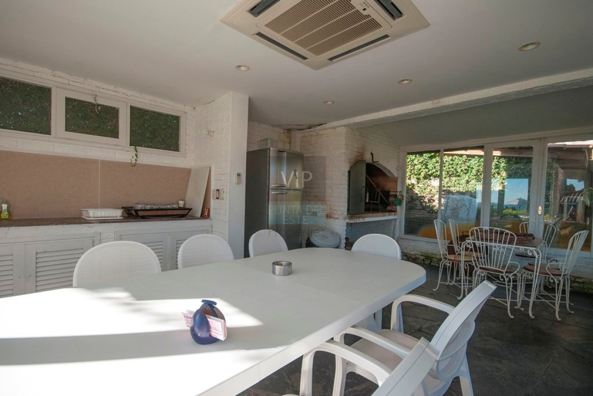 Casa ID.2342 - Casa en Punta del Este, playa mansa, 4 dormitorios , piscina y barbacoa.