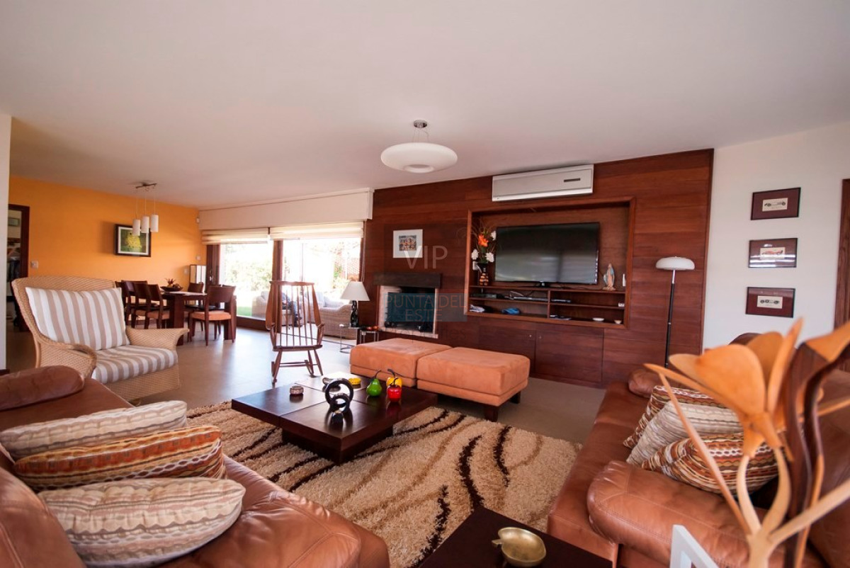 Casa ID.2342 - Casa en Punta del Este, playa mansa, 4 dormitorios , piscina y barbacoa.
