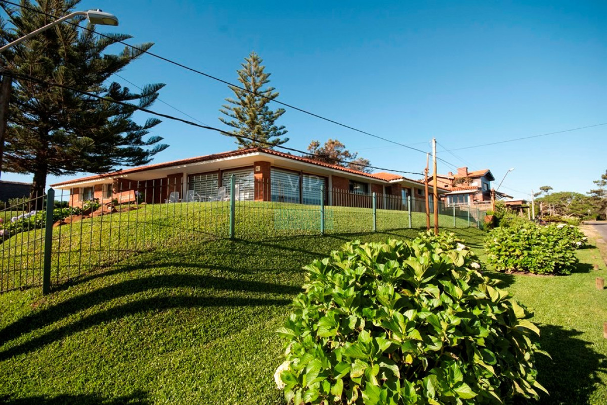Casa ID.2342 - Casa en Punta del Este, playa mansa, 4 dormitorios , piscina y barbacoa.