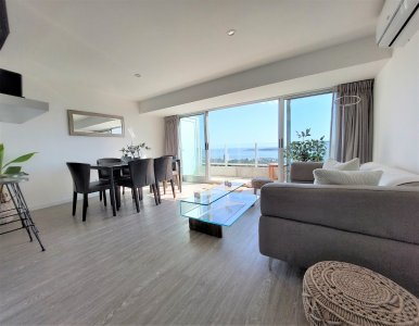 Amplio apartamento en piso alto, con excelente vista al mar.