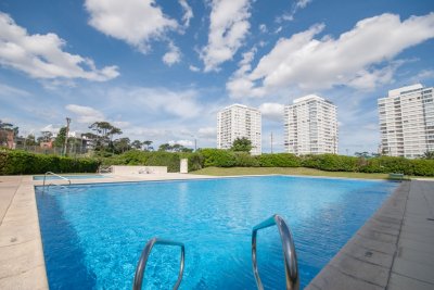 Punta del Este, mansa, apartamento de 3 dormitorios con amenities.