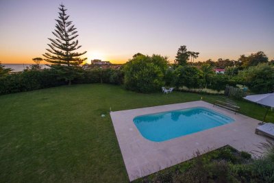Casa de 5 dormitorios + dependencia a pasos del mar. Pinares, Punta del Este
