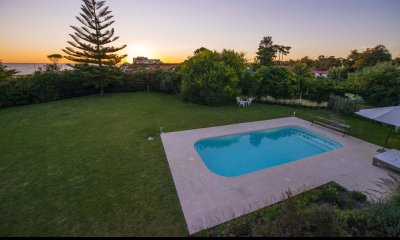 Casa de 5 dormitorios + dependencia a pasos del mar. Pinares, Punta del Este