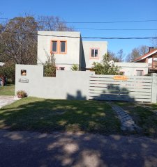 Punta del Este, chalet en mansa de 3 dormitorios y loft al fondo.