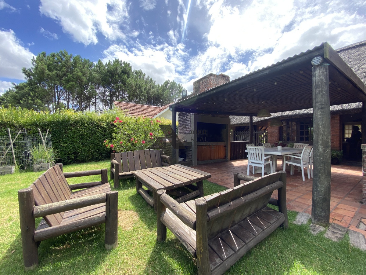 venta casa 4 dormitorios en barrio pinares - aix1479c