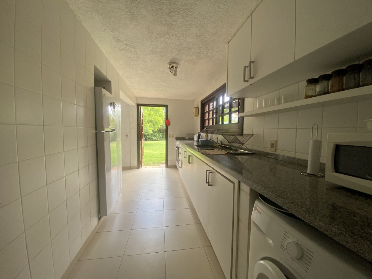 Casa ID.1479 - Venta casa 4 dormitorios en Barrio Pinares