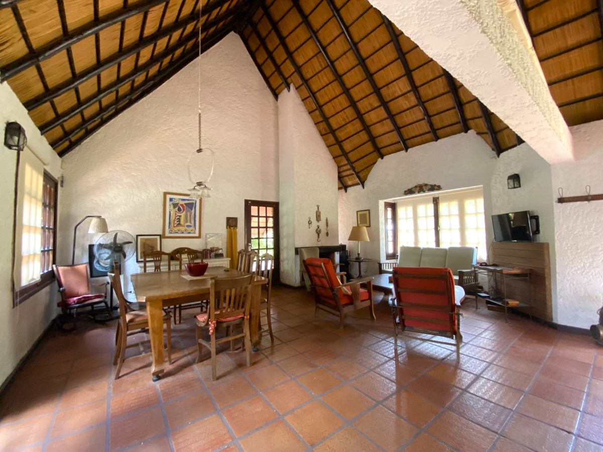 Casa ID.1479 - Venta casa 4 dormitorios en Barrio Pinares