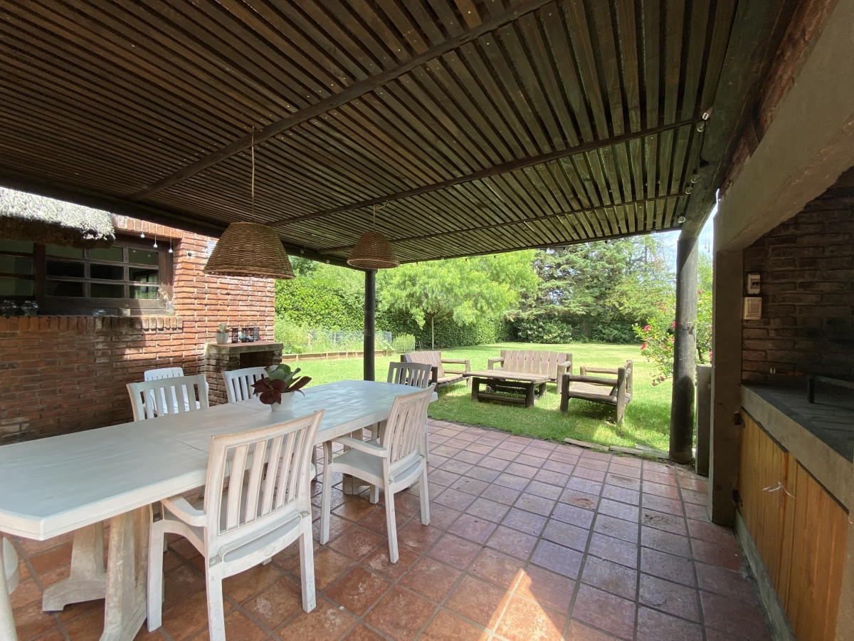 Casa ID.1479 - Venta casa 4 dormitorios en Barrio Pinares