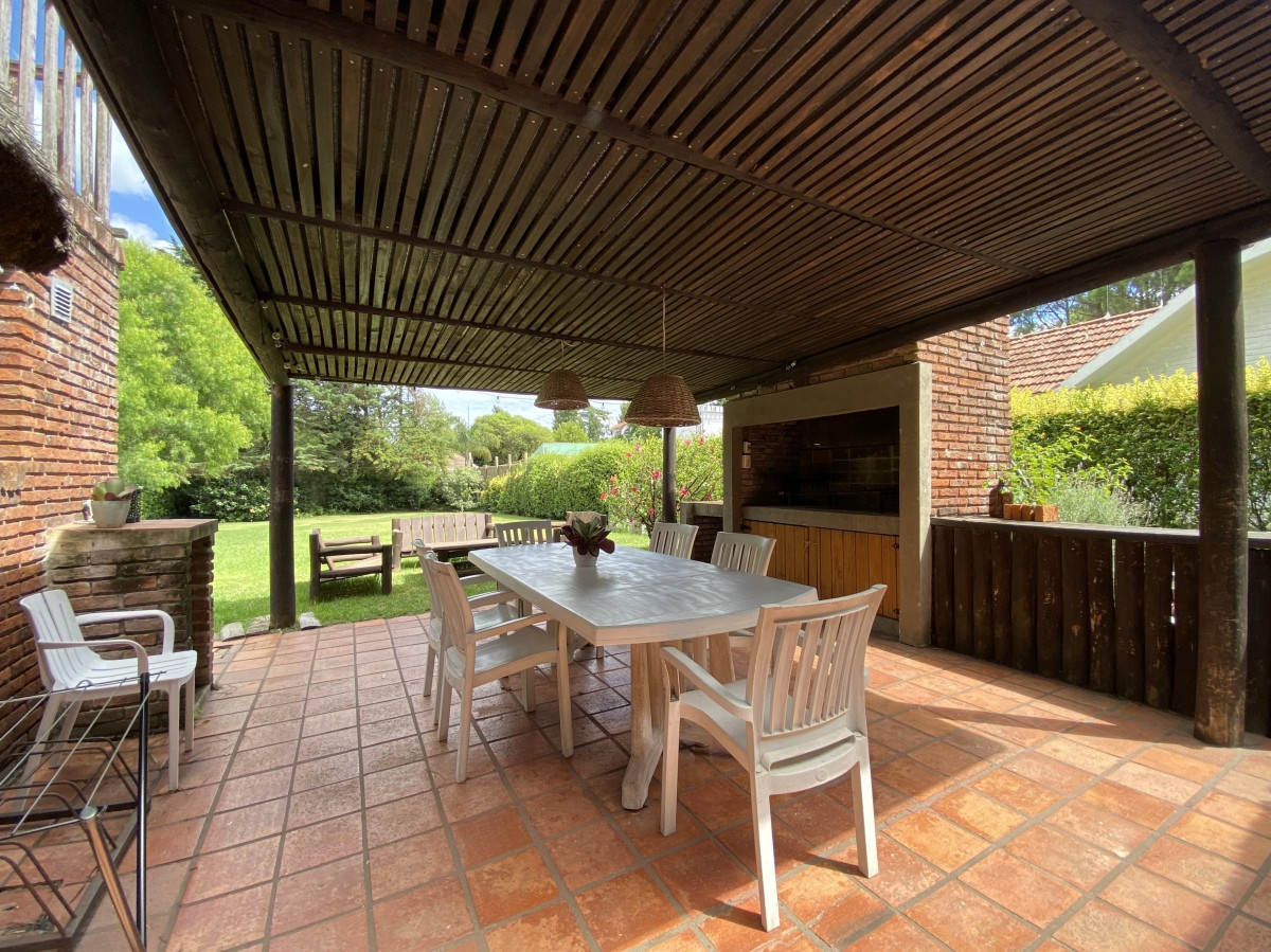 Casa ID.1479 - Venta casa 4 dormitorios en Barrio Pinares