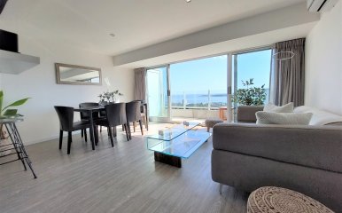 Amplio apartamento en piso alto, con excelente vista al mar.