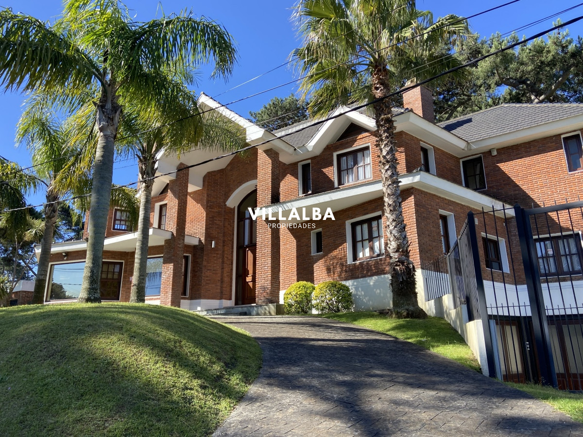 Casa ID.3584 - Punta del Este, gran residencia en mansa, 6 dormitorios y piscina climatizada.