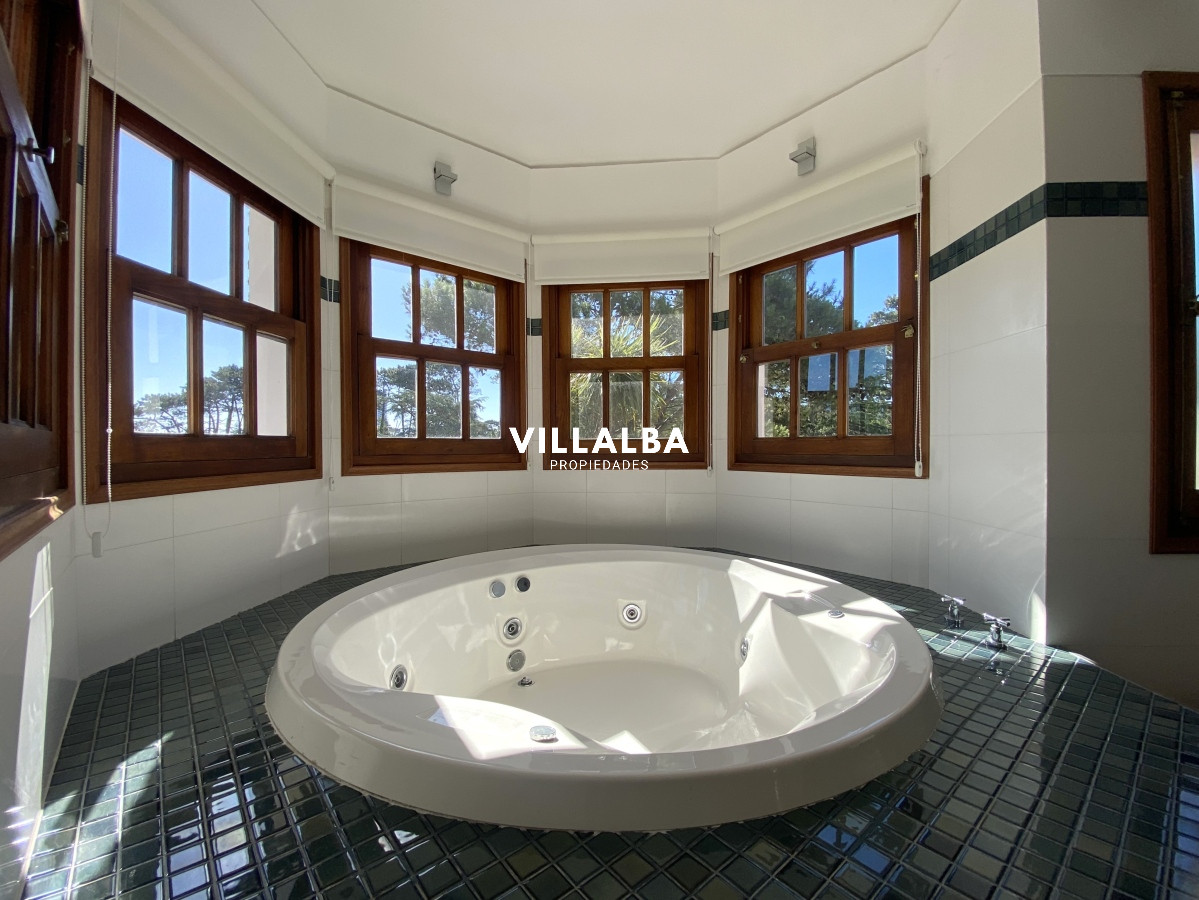 Casa ID.3584 - Punta del Este, gran residencia en mansa, 6 dormitorios y piscina climatizada.