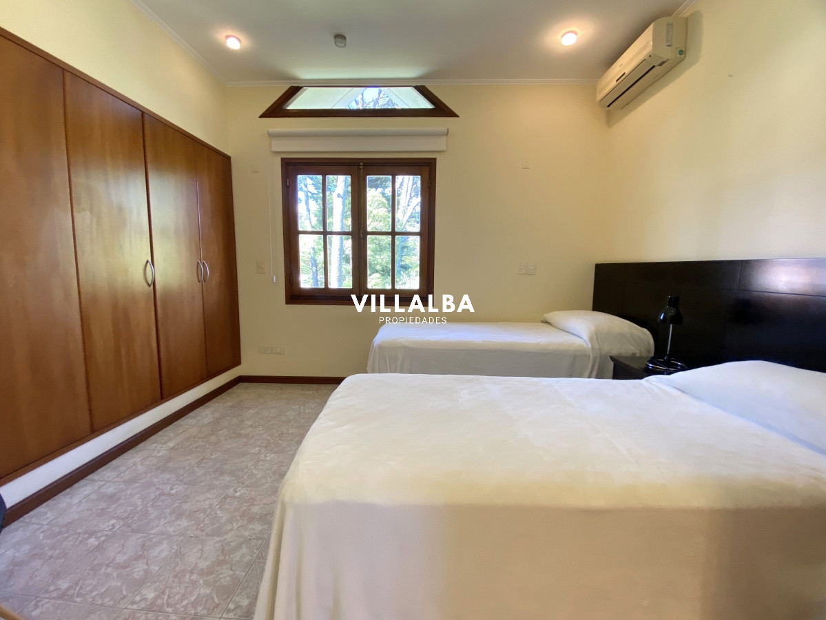 Casa ID.3584 - Punta del Este, gran residencia en mansa, 6 dormitorios y piscina climatizada.