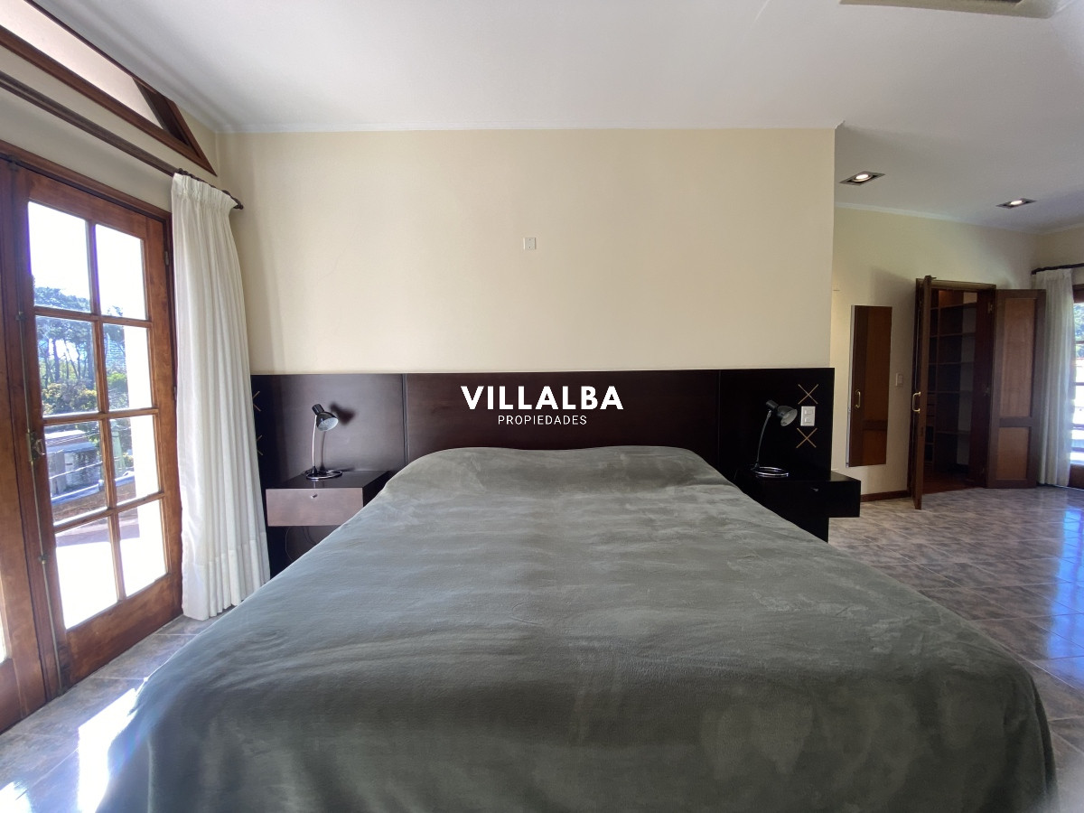 Casa ID.3584 - Punta del Este, gran residencia en mansa, 6 dormitorios y piscina climatizada.